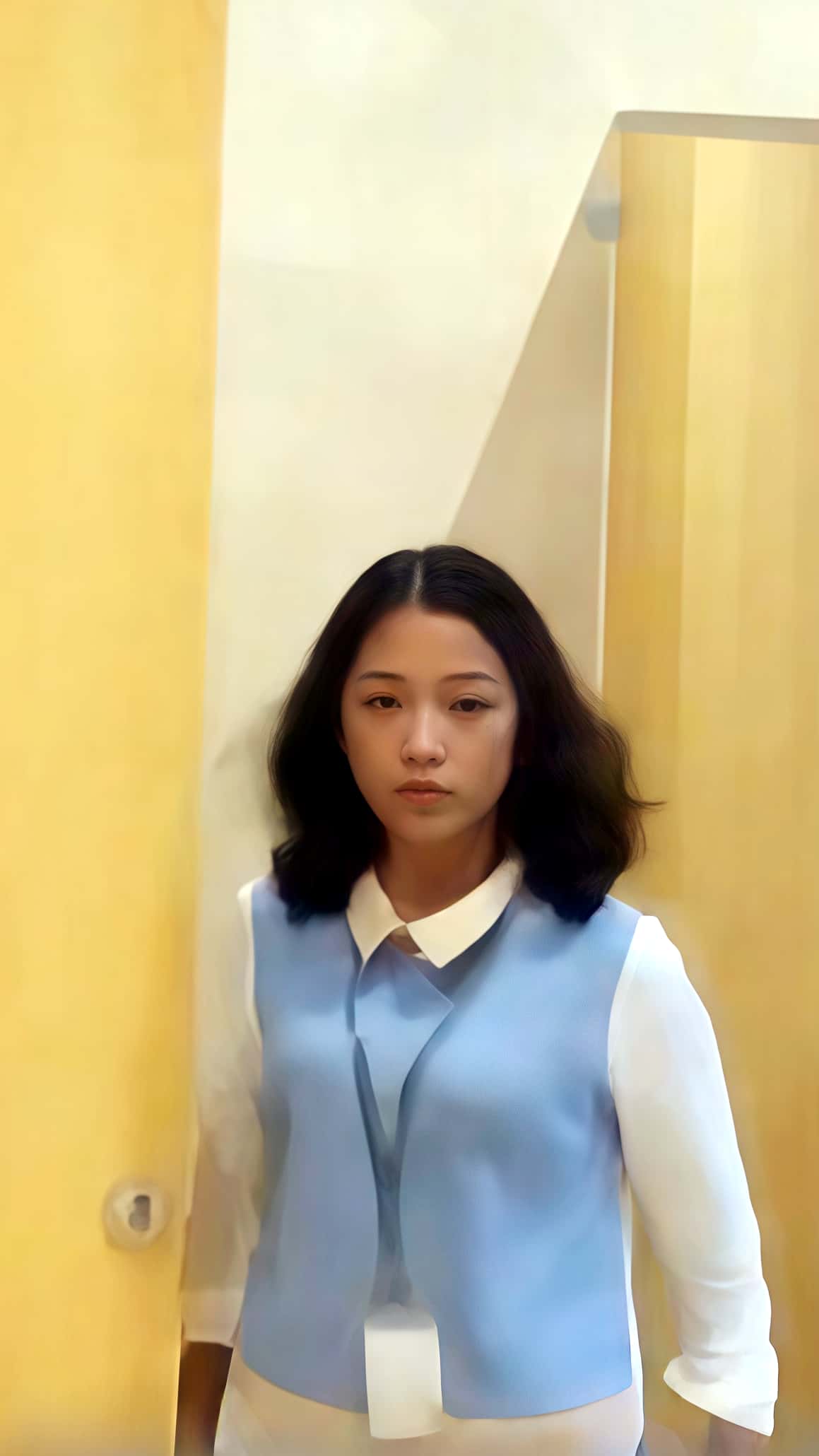 商场女厕高清偷拍 挂胸牌的美女业务员嘘嘘 肥肥的小穴不黑 长长的逼毛围裹.mp4_202212.jpg